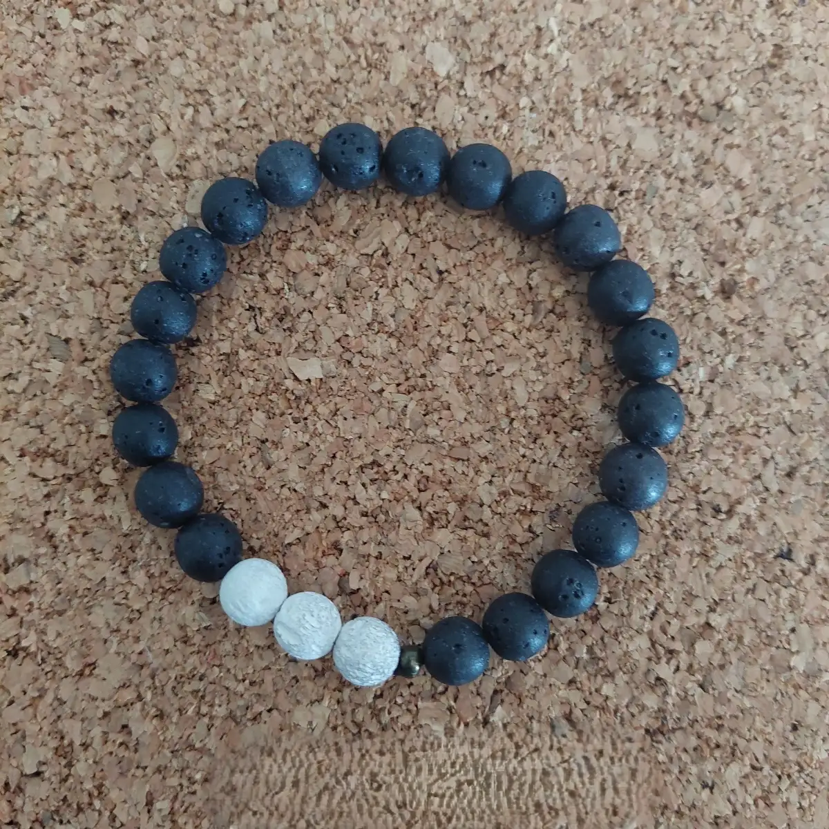 Homme bracelet pierre de lave noire et blanche